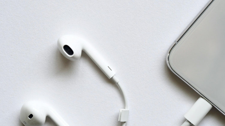 What’s The Difference Between Earphones & Earbuds