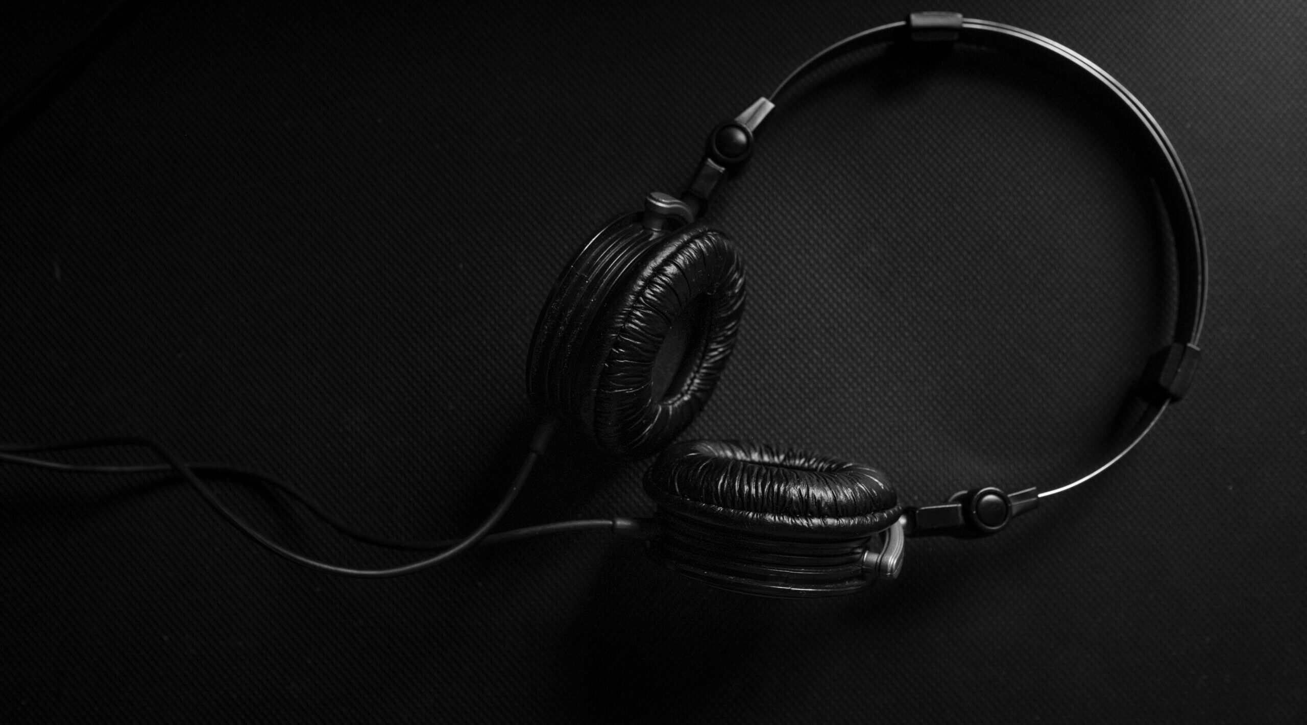 how-to-choose-the-right-headphones-for-your-needs